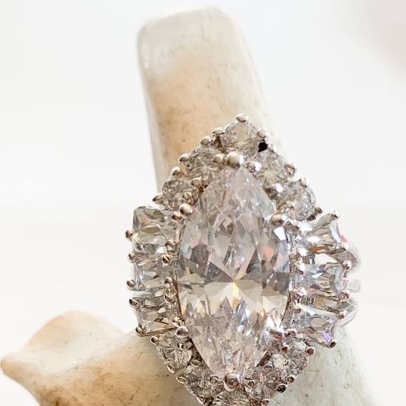 Cubic zirconia sterling Silver ring. - Picture 3 of 7